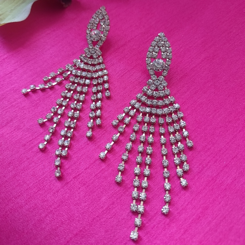 NWOT Jessica McClintock Rhinestone Chandelier Earrings Elegant Prom Silver white